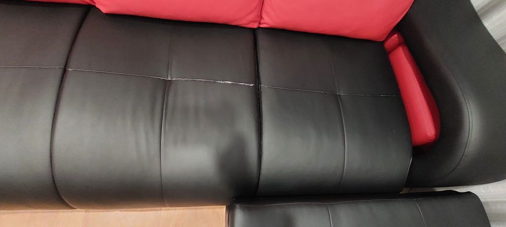 Sofá  vermelho e preto