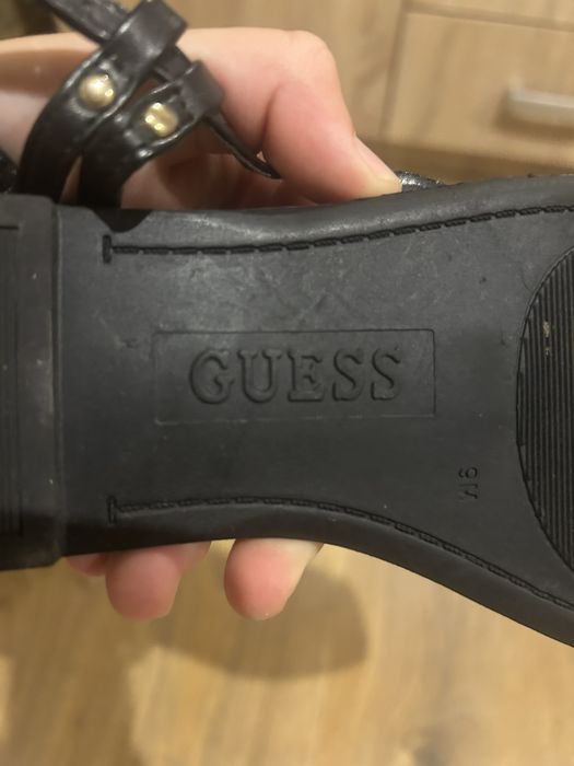 Шльопанці чорні Guess