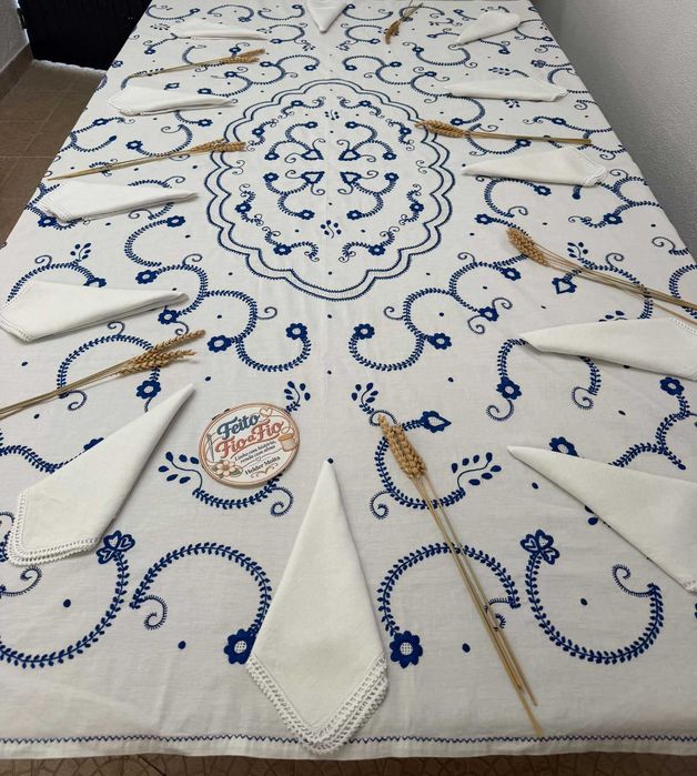 Toalha de mesa em linho, bordada à mão em Viana do Castelo