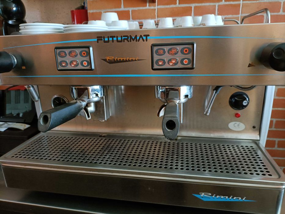 Máquina de café eletrónica Futurmat Rimini dois grupos + depurador