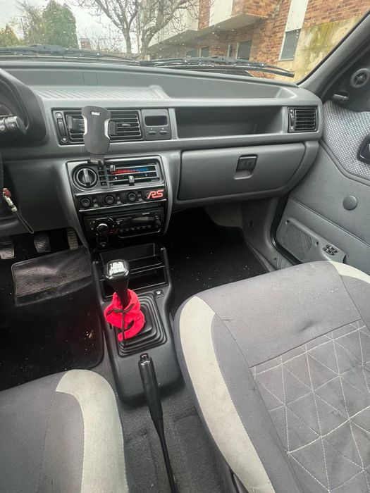 Ford Fiesta 1.1 vendo carro a trabalhar e a andar, com batida à frente