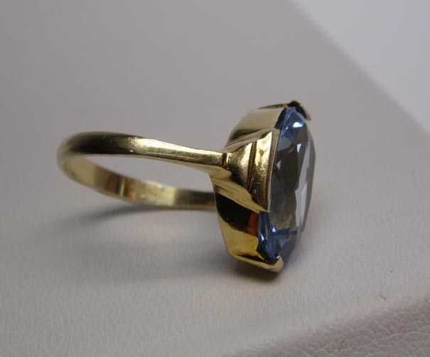 Przedwojenny pierścionek błękitny spinel srebro złocone R.14