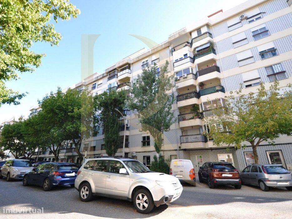 Apartamento T3 com elevador e varandas em Setúbal