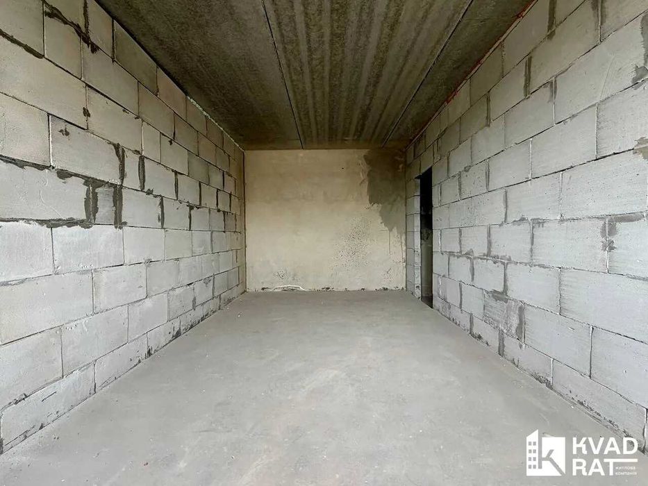 Здана та готова до ремонту 2-кім квартира ! 67 м2 + кладовка у подарунок