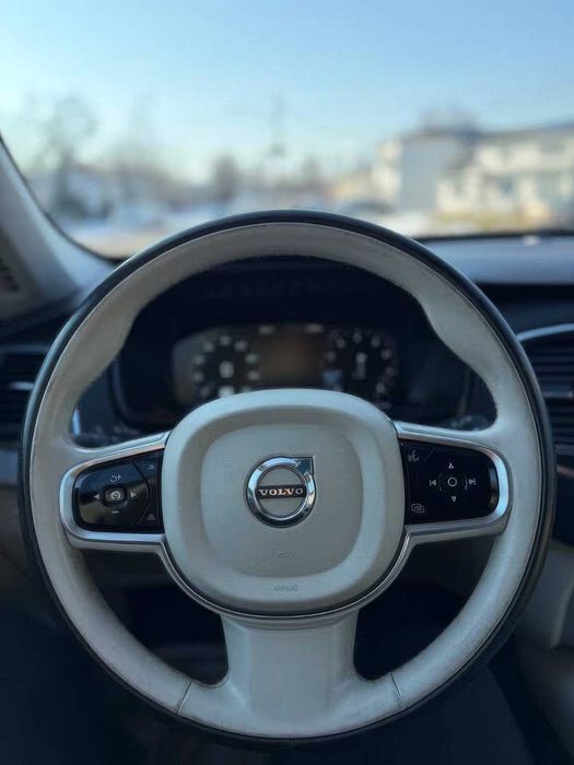 Volvo XC90      2022