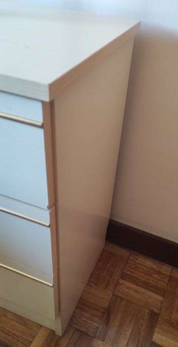 Mesinha clássica de cabeceira64729515299075122