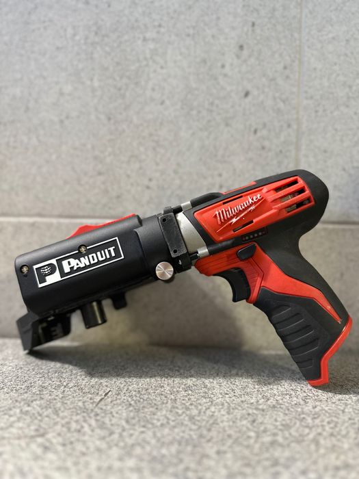 Panduit PBTMT + Milwaukee M12 – profesjonalna zaciskarka do stalowych opasek INOX