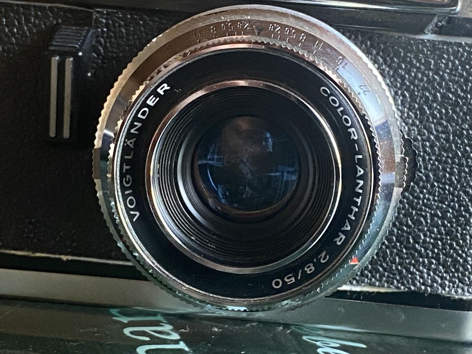 Máquina fotográfica Voigtländer Vitrona completa com estojo e punho.