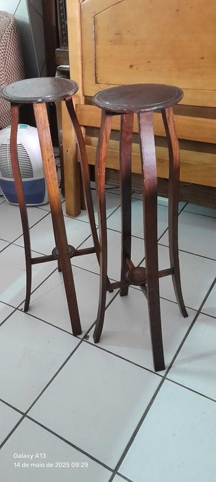 2 porta-vasos em madeira