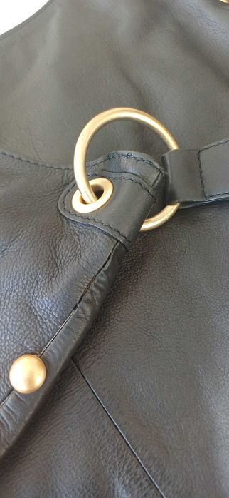 Mala preta em pele com tachas douradas