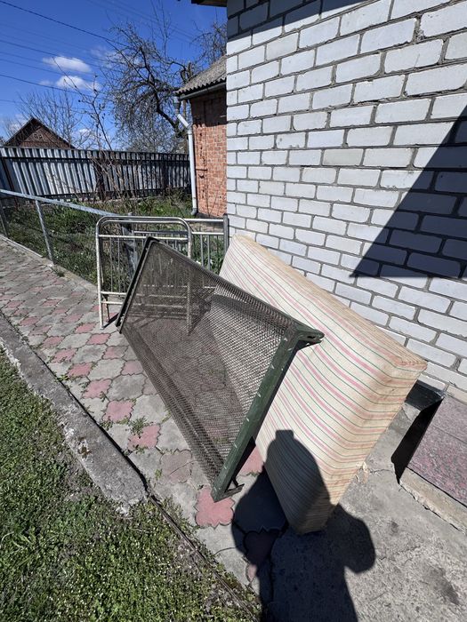 Ліжко металеве з матрасом