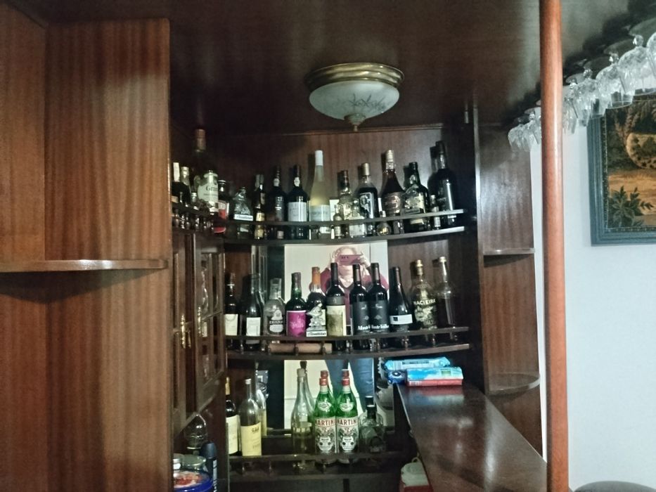 Bar de mogno e raiz de nogueira