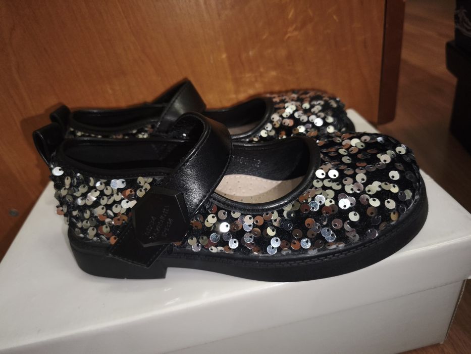 Продам святкові туфлі для дівчинки