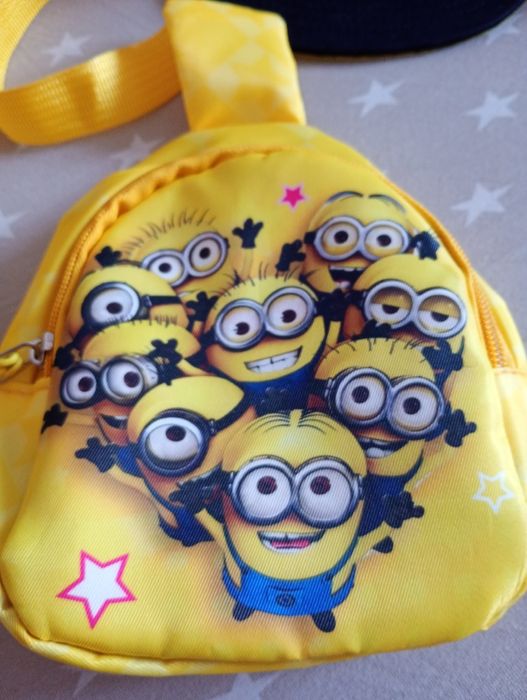 Czapki z daszkiem , torebka , książka Minionki 2-5 lat