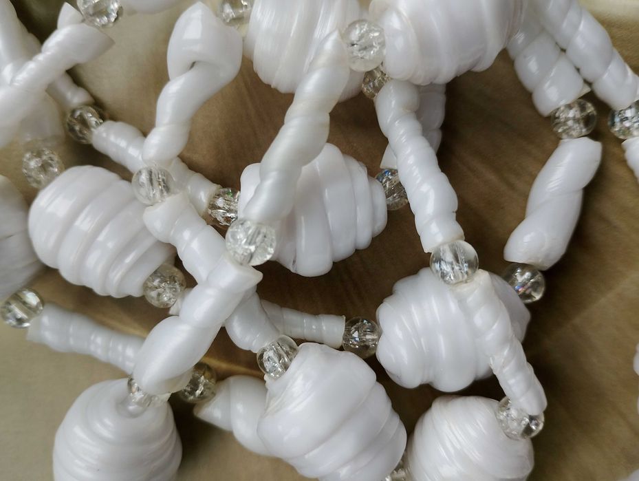 Moja szkatułka na biżuterię. Białe korale PRL .