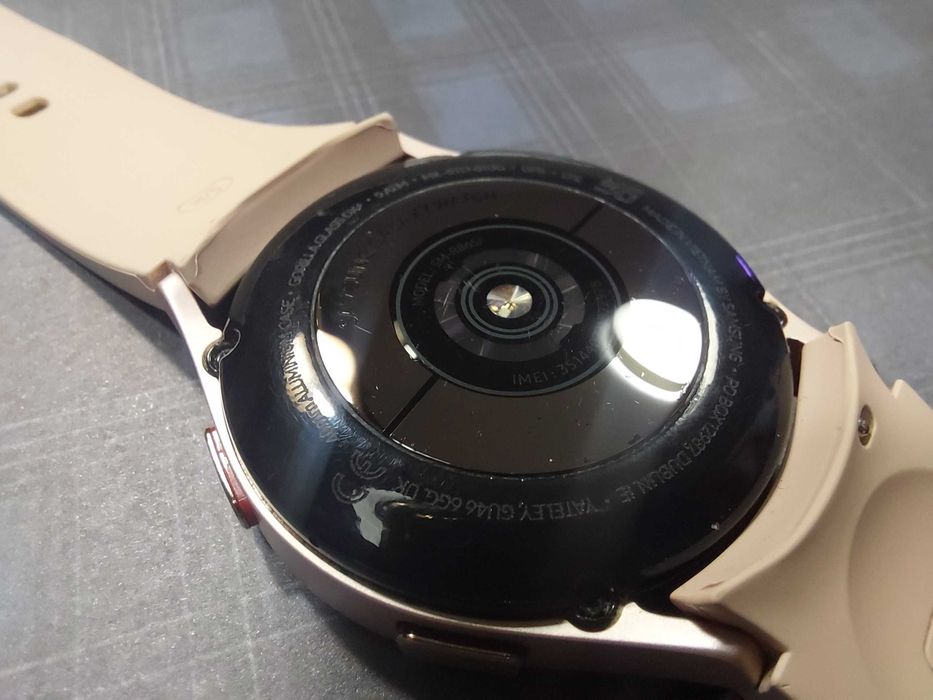 Smartwatch Samsung Galaxy Watch 4 Rose Gold ze szkłem Spigen