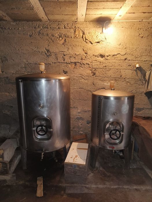 Cubas de vinho e esmagadora