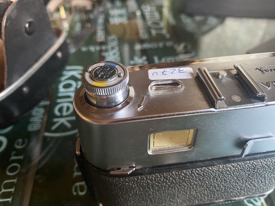 Máquina fotográfica Voigtländer Vitrona completa com estojo e punho.