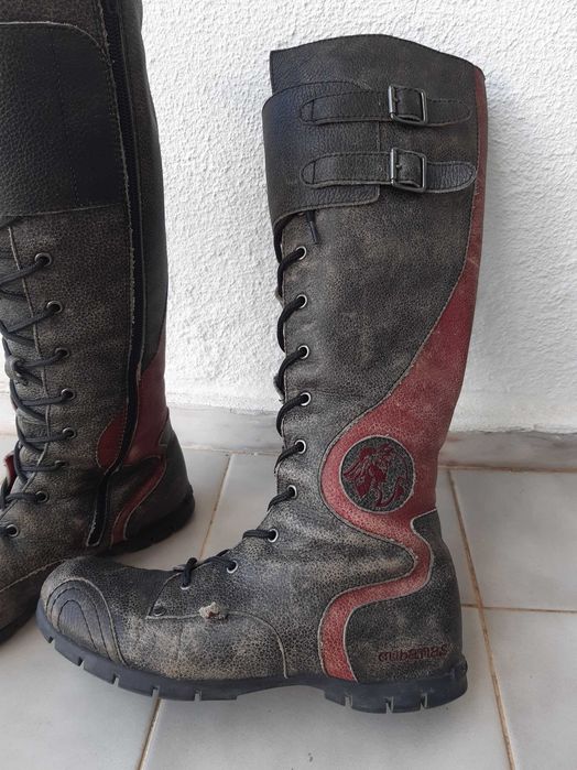 Botas de cano alto em pele