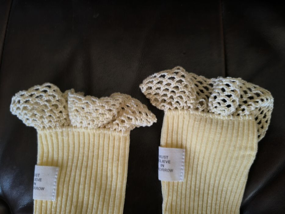 Żółte skarpetki z szydełkową koronką