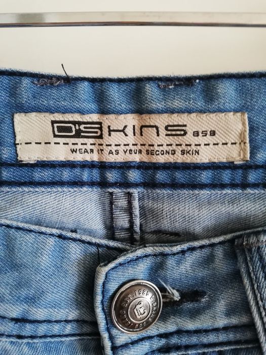 Męskie jasne jeansy.