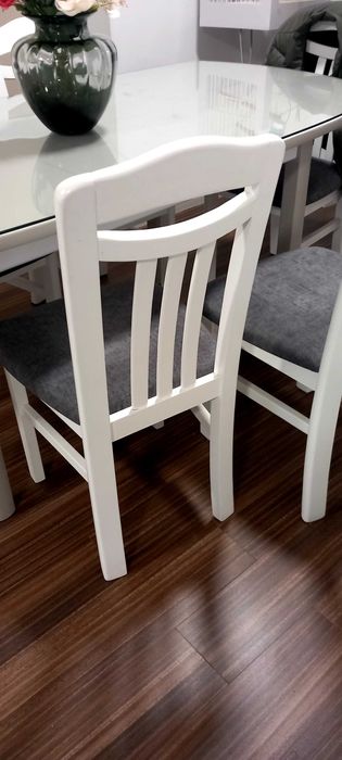 Vendo 6 cadeiras  de mesa de jantar lacadas de branco.
