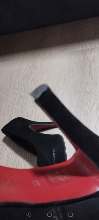 Sapatos pretos brilhantes