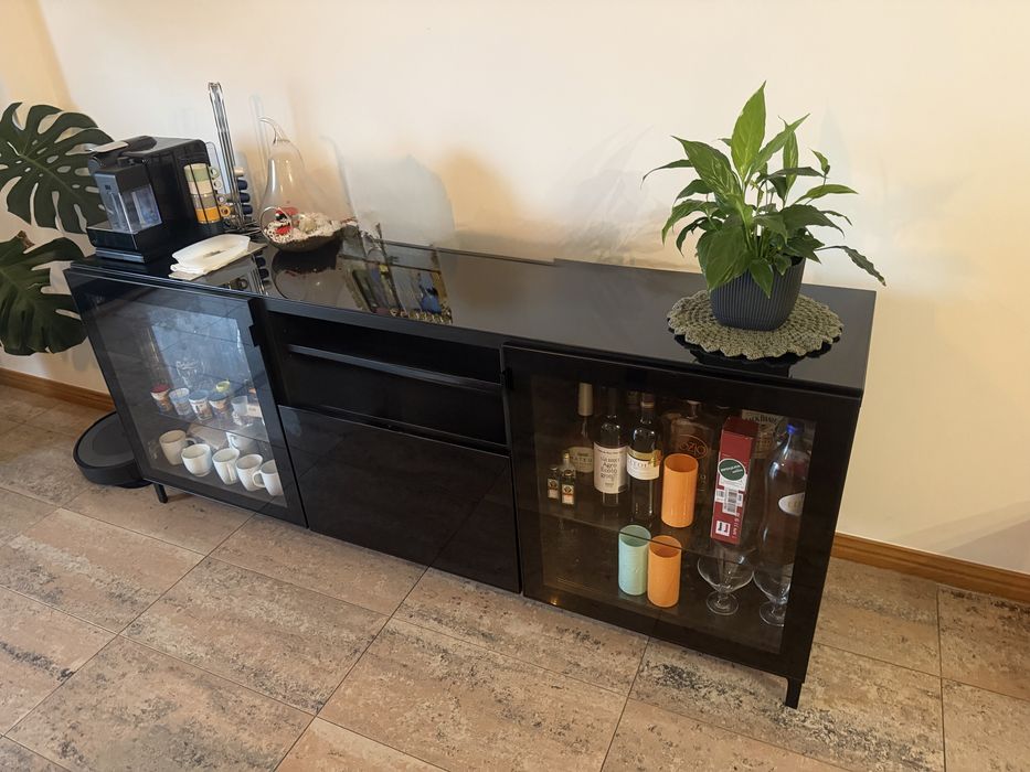 Aparador/Buffet preto com portas de vidro e gavetas
