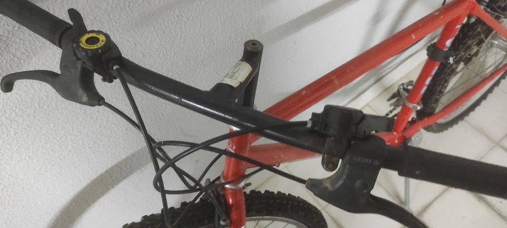 Bicicleta usada pneus novos