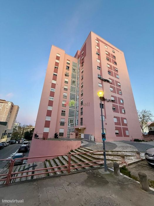 Apartamento T2 Totalmente Remodelado com Vista Desafogada em Setúbal