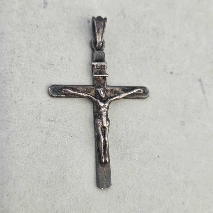 Sprzedam stary srebrny  krzyżyk z wizerunkiem Jezusa Chrystusa