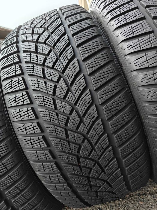 R20 235 35 шини зимові Goodyear Ultra Grip Ice 2 чудовий стан агресивні арктичні