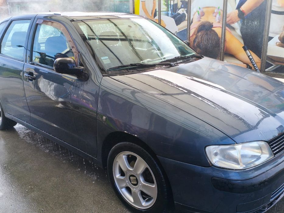 SEAT Ibiza 6k2  1.0Vendo SEAT Ibiza com 151.000 km, em muito bom estado a nível mecânico.
O carro saiu recentemente da oficina, onde foi feita:
Substi