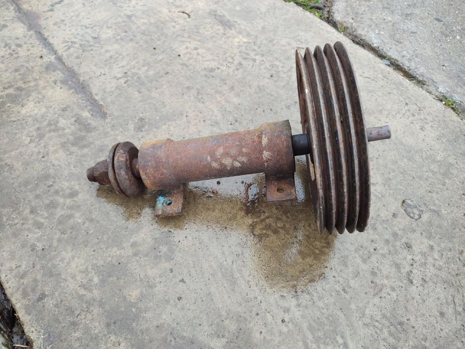 Wał ułożyskowany do cyrkularki krajzegi długość 52 cm z kołem pasowym