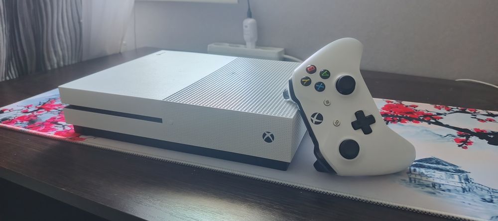 Xbox one s колір білий+джойстик