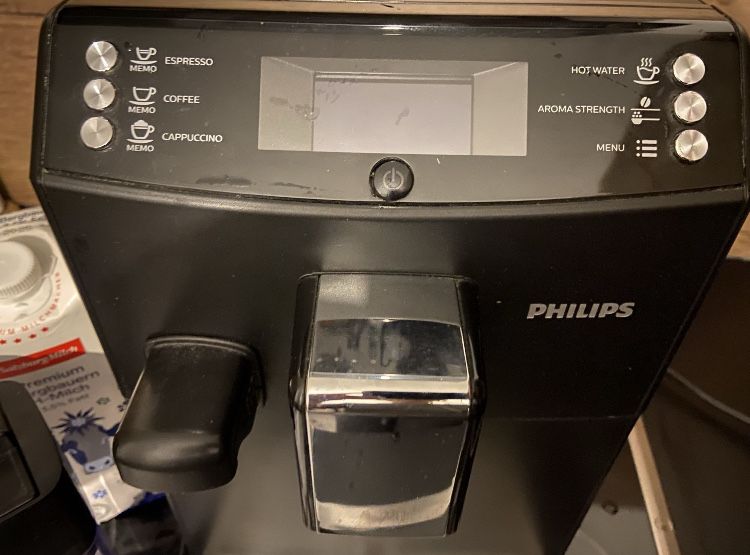 Кавоварка кавомашина 3,5 роки Philips LatteGo EP3550 з дому