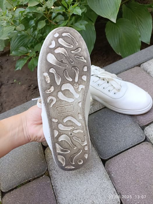 Білі кросівки, сліпони, мокасини 25см