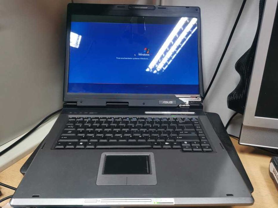 Retro laptop Asus A6JC Intel T2250 1GB RAM 15,4 Win XP