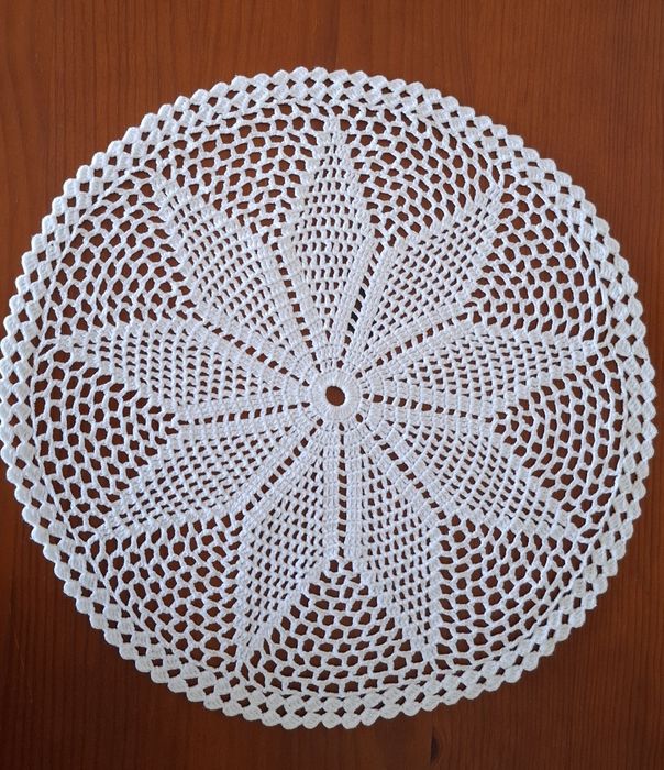 Naperão em crochê branco