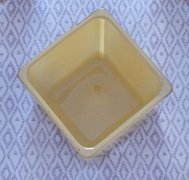 Vasos de vidro amarelos