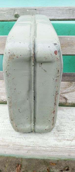 Канистра 20 л. Микро отверстие сбоку, посредине