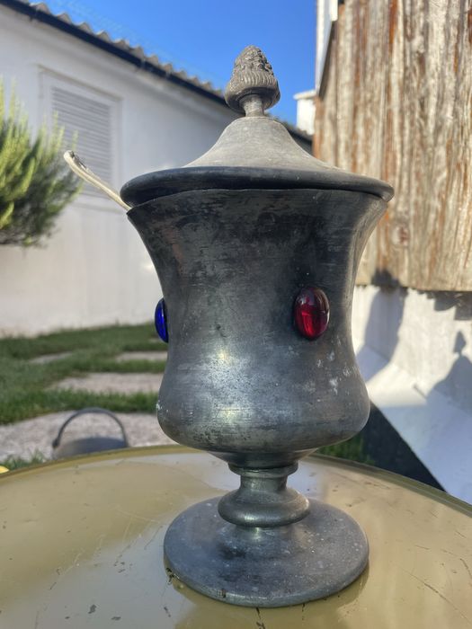 Estanho, taça com aplicaçoes e tampa com assinatura