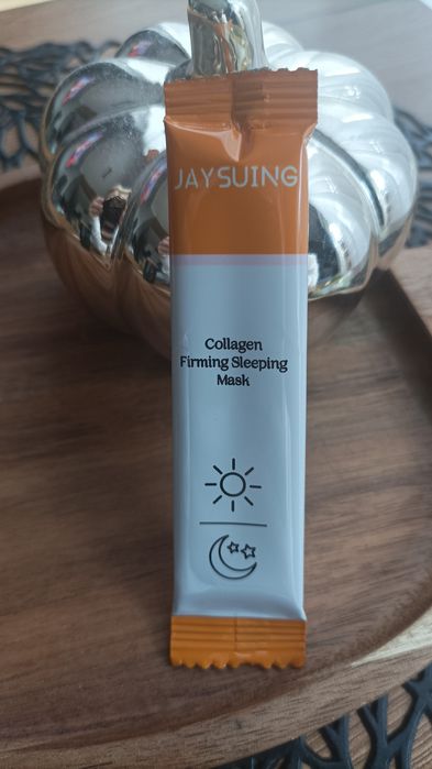 Zestaw kosmetyków, krem do rąk, maski do twarzy i ust, balsam do ust,