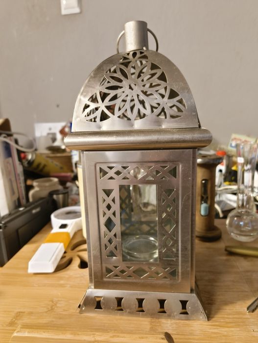 Lampion wykonany z metalu