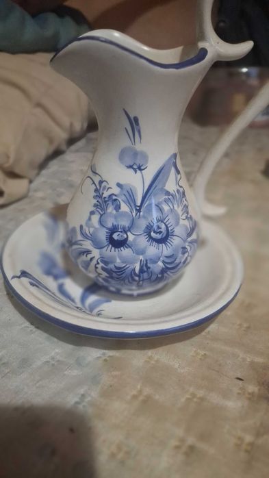 Jarrão e tigela antigo com flores em ponto pequeno