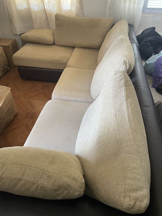 Sofa com chaise long á esquerda