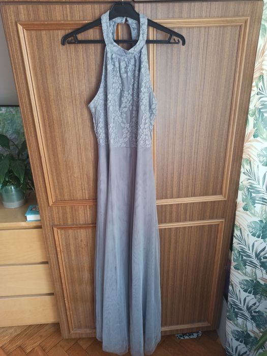 Sukienka maxi idealna na wesele. Odkryte plecy.