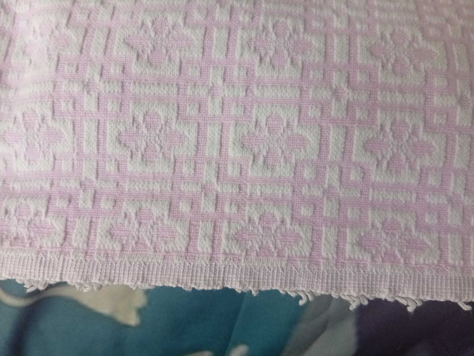 Colcha vintage, padrão damasco, muito antiga