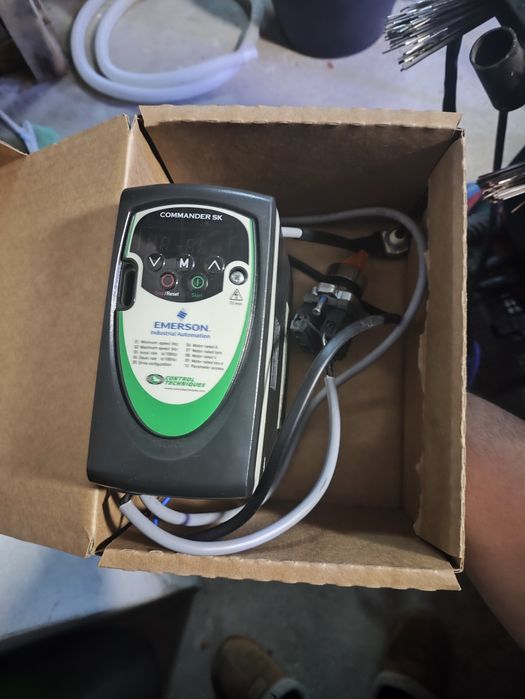 Título: Inversor de Frequência Emerson Commander SK 0.75kW  mais motor trifásico de 0.75 kv