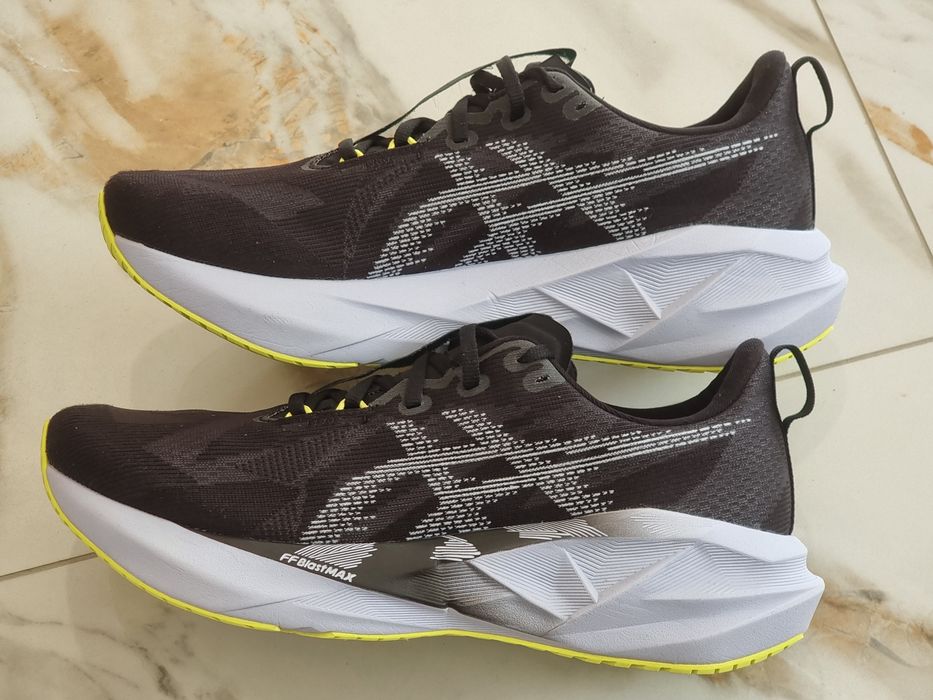 Оригінал 100% чоловічі кросівки asics novablast 5  eur 45